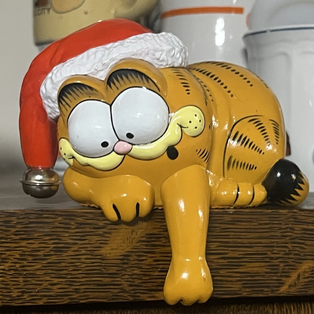 Vintage Garfield Christmas Shelf Sitter Figurine – Santa Hat (1978,‎ 1981)